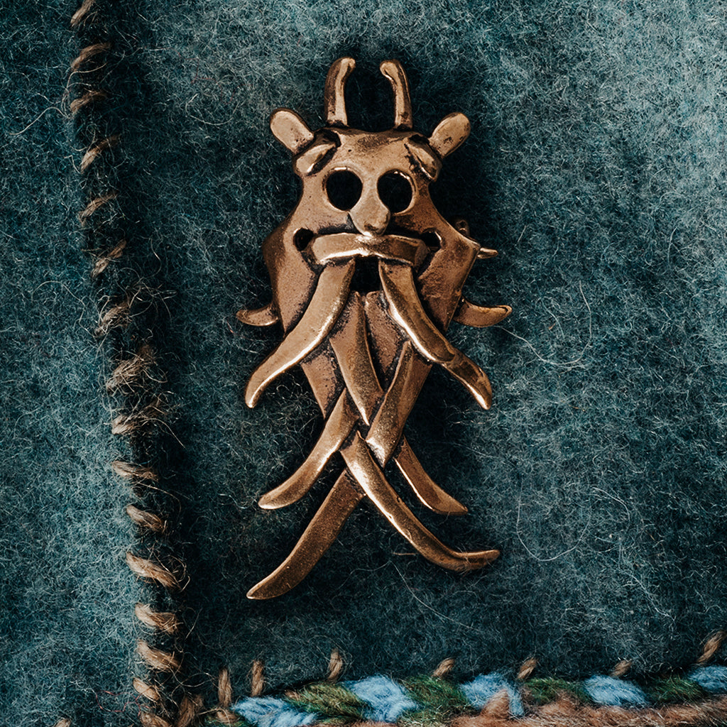 Frank Worthley Thrust værtinde Moesgard Mask Brooch, Bronze – Grimfrost