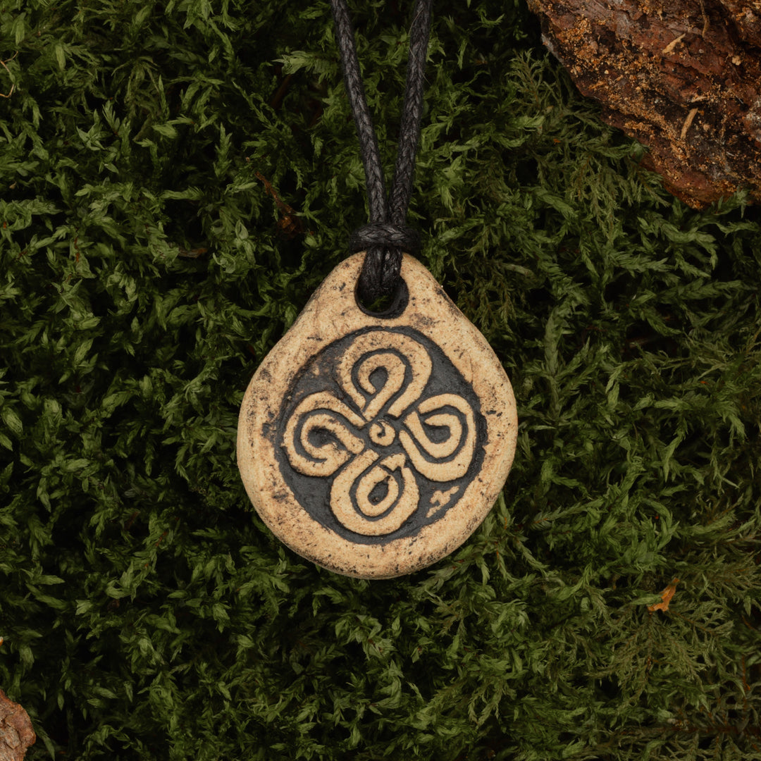 Four-leaf clover Ceramic Pendant – Grimfrost